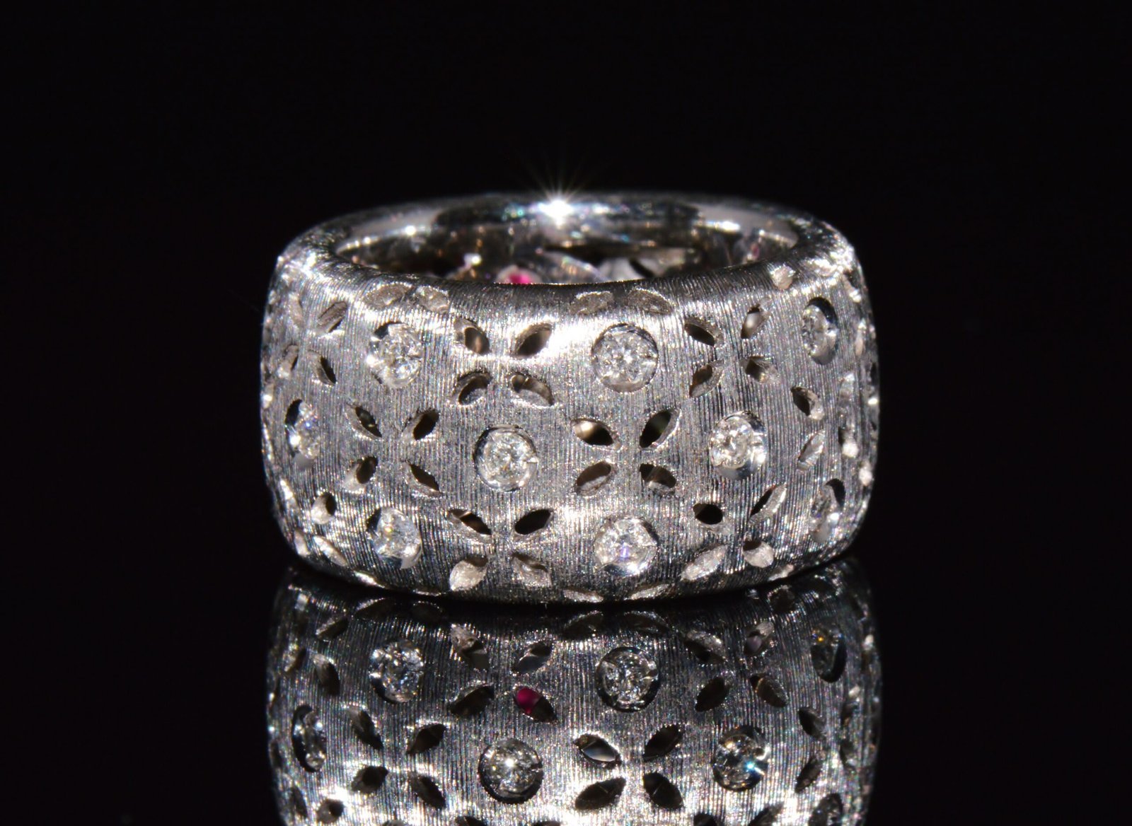 Authentic Roberto Coin Granada Natural 0.32Ct Diamond 18K White Gold Wide Band Ring