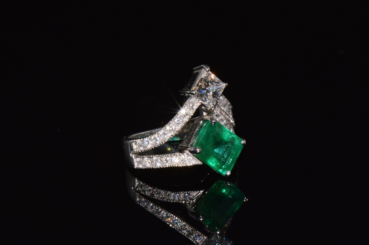 GIA Certified Natural 4.87CTS VS F Diamond Emerald 18K Gold Toi et Moi Ring