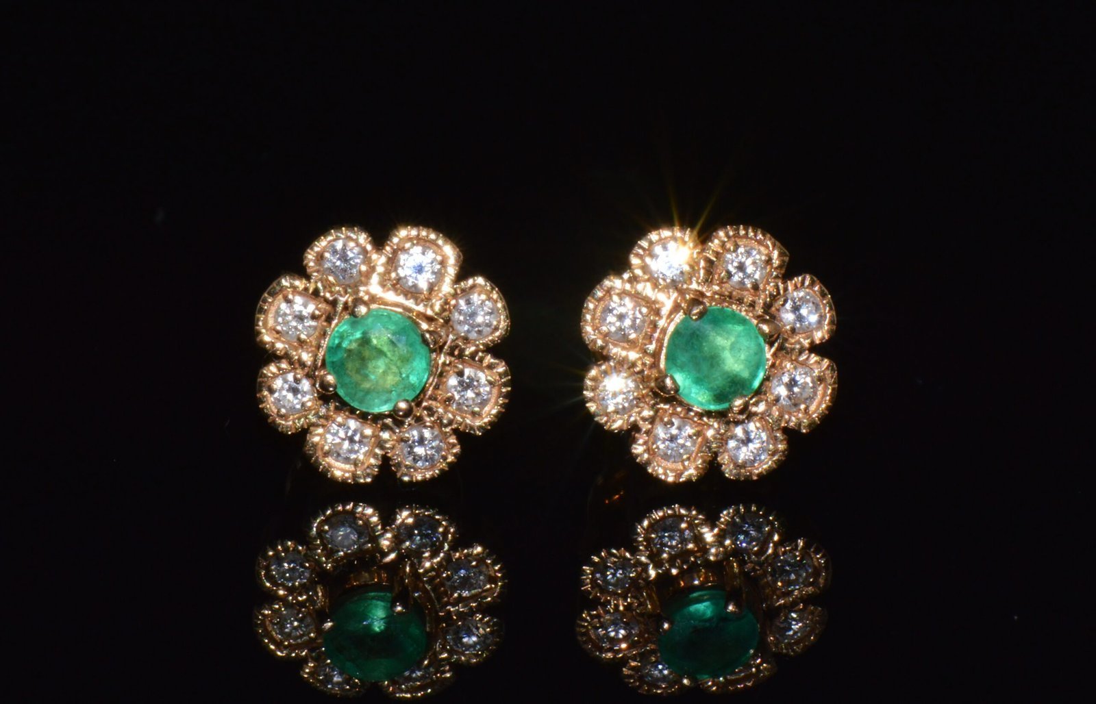 Certified Natural 1.8CTS VS F Diamond Emerald 18K Solid Gold Floral Stud Earrings