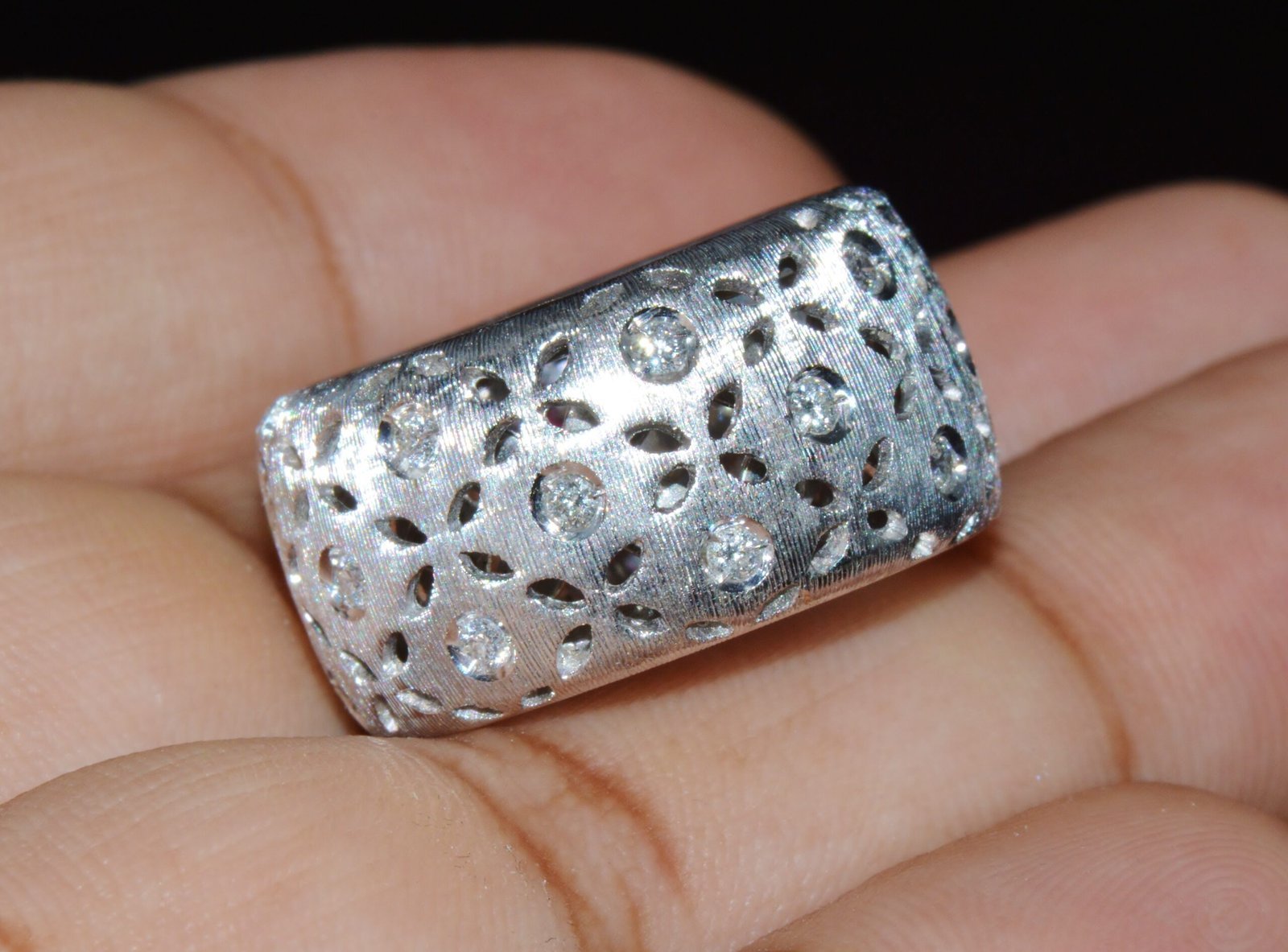 Authentic Roberto Coin Granada Natural 0.32Ct Diamond 18K White Gold Wide Band Ring