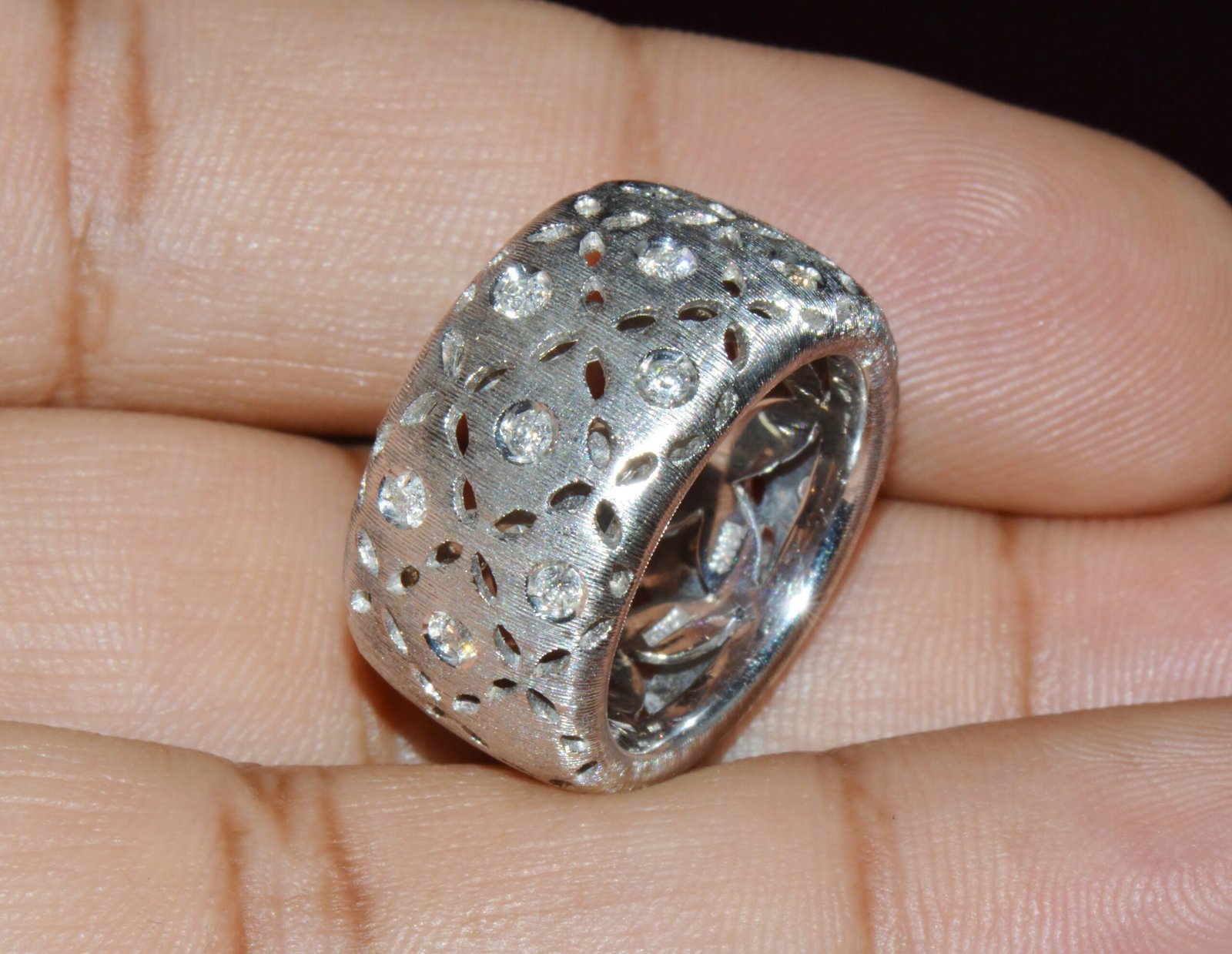 Authentic Roberto Coin Granada Natural 0.32Ct Diamond 18K White Gold Wide Band Ring