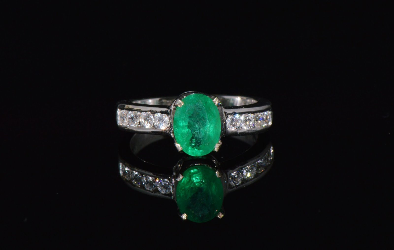 Certified Natural 1.87Cts Emerald VS F Diamond 18K Gold Ring Band