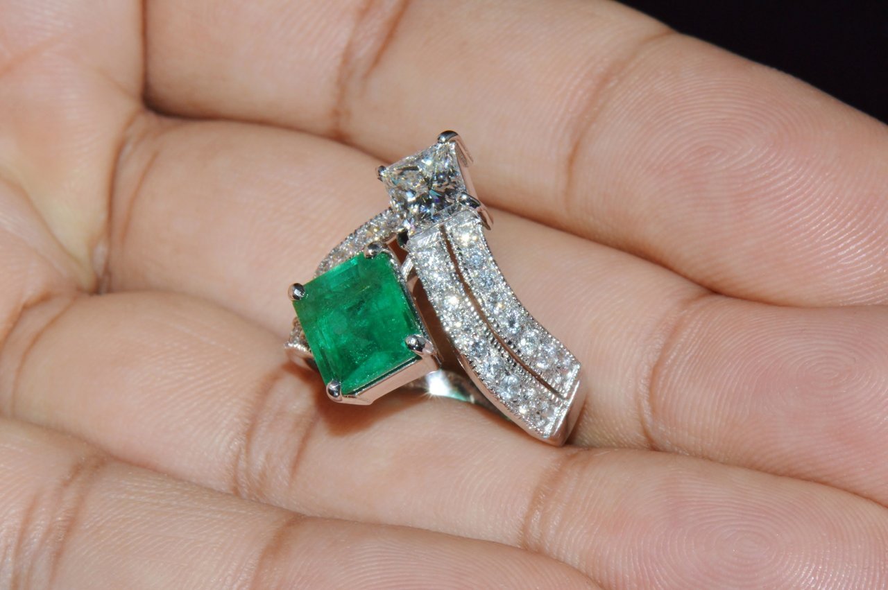 GIA Certified Natural 4.87CTS VS F Diamond Emerald 18K Gold Toi et Moi Ring