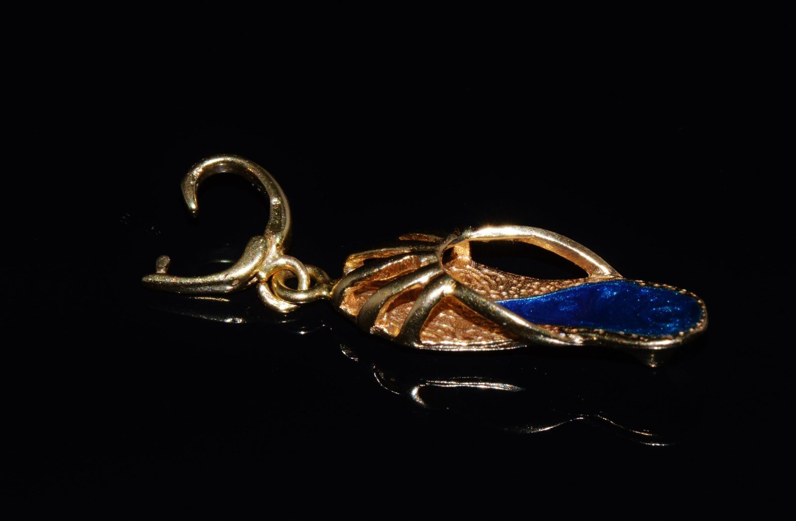 Gorgeous Italian Solid 18K Yellow Gold Sandal Heel Enameled Enhancer Pendant Charm