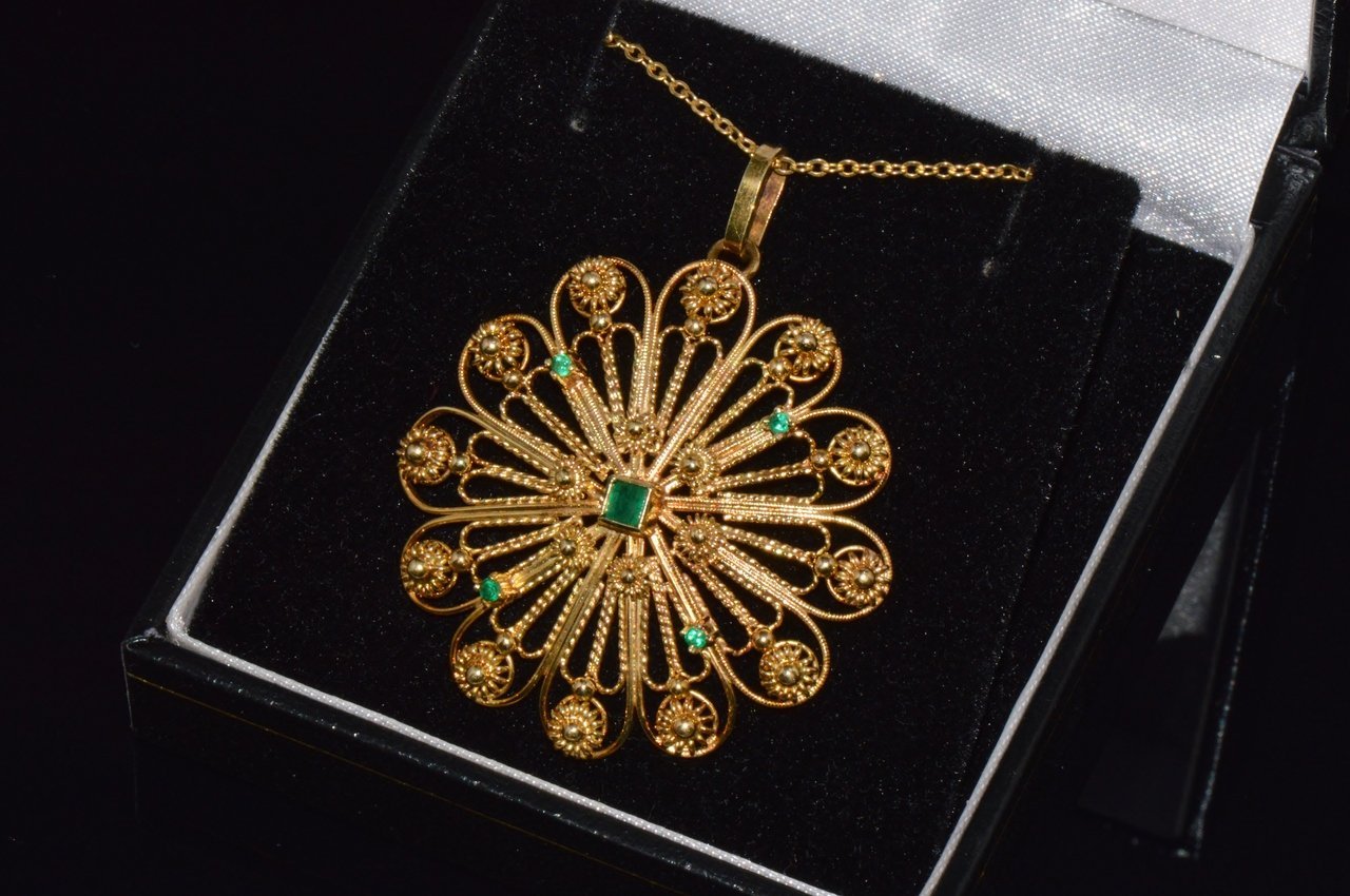 Estate Etruscan Cannetille 0.30CTS Natural Emerald 18K Solid Gold Pendant Necklace
