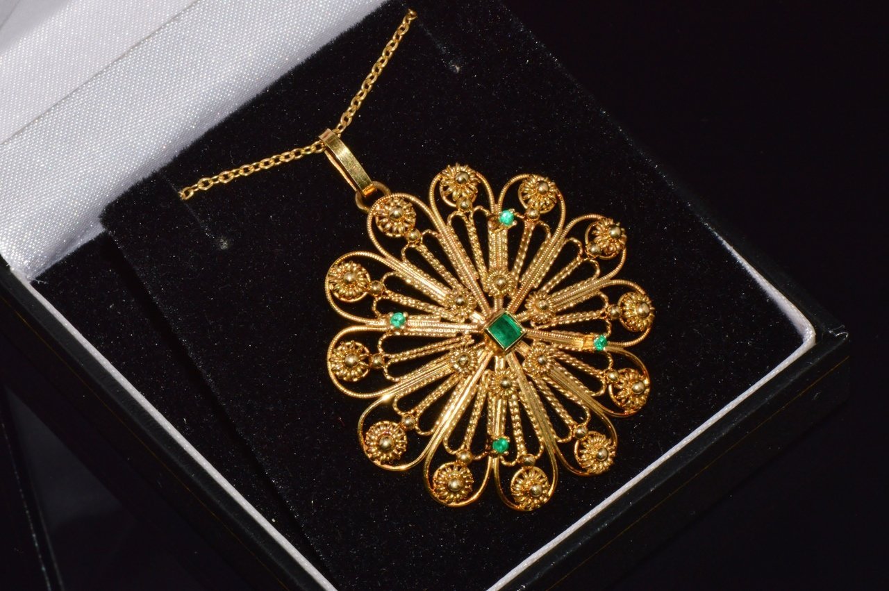 Estate Etruscan Cannetille 0.30CTS Natural Emerald 18K Solid Gold Pendant Necklace