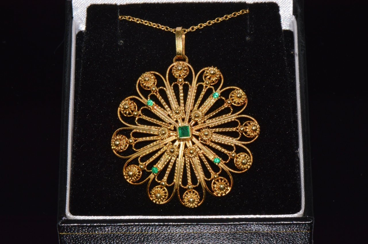 Estate Etruscan Cannetille 0.30CTS Natural Emerald 18K Solid Gold Pendant Necklace