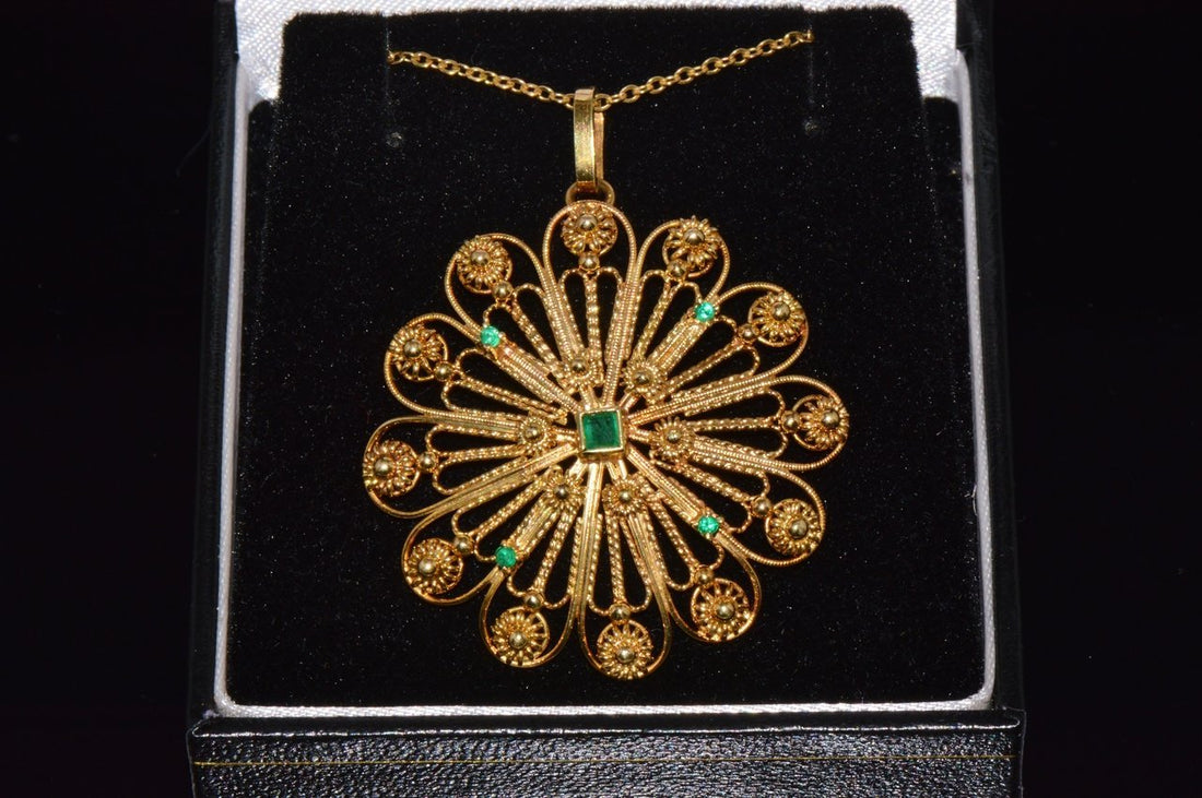 Estate Etruscan Cannetille 0.30CTS Natural Emerald 18K Solid Gold Pendant Necklace