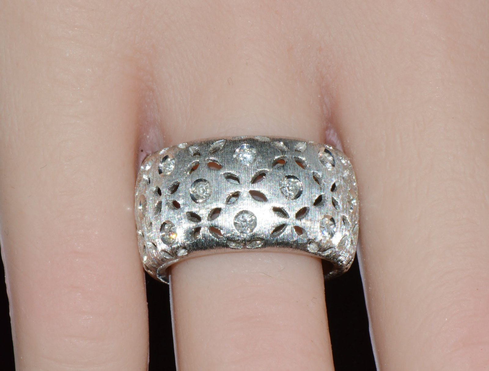Authentic Roberto Coin Granada Natural 0.32Ct Diamond 18K White Gold Wide Band Ring