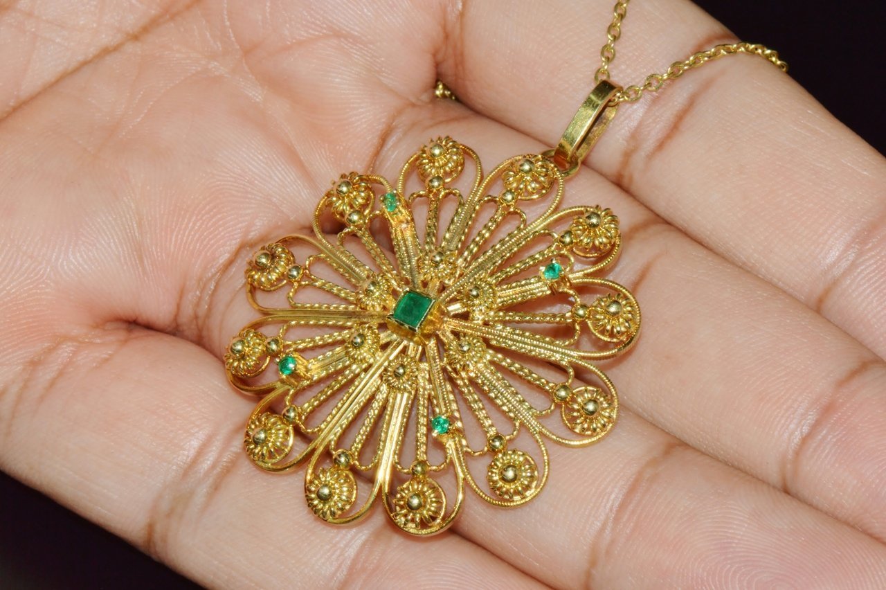 Estate Etruscan Cannetille 0.30CTS Natural Emerald 18K Solid Gold Pendant Necklace