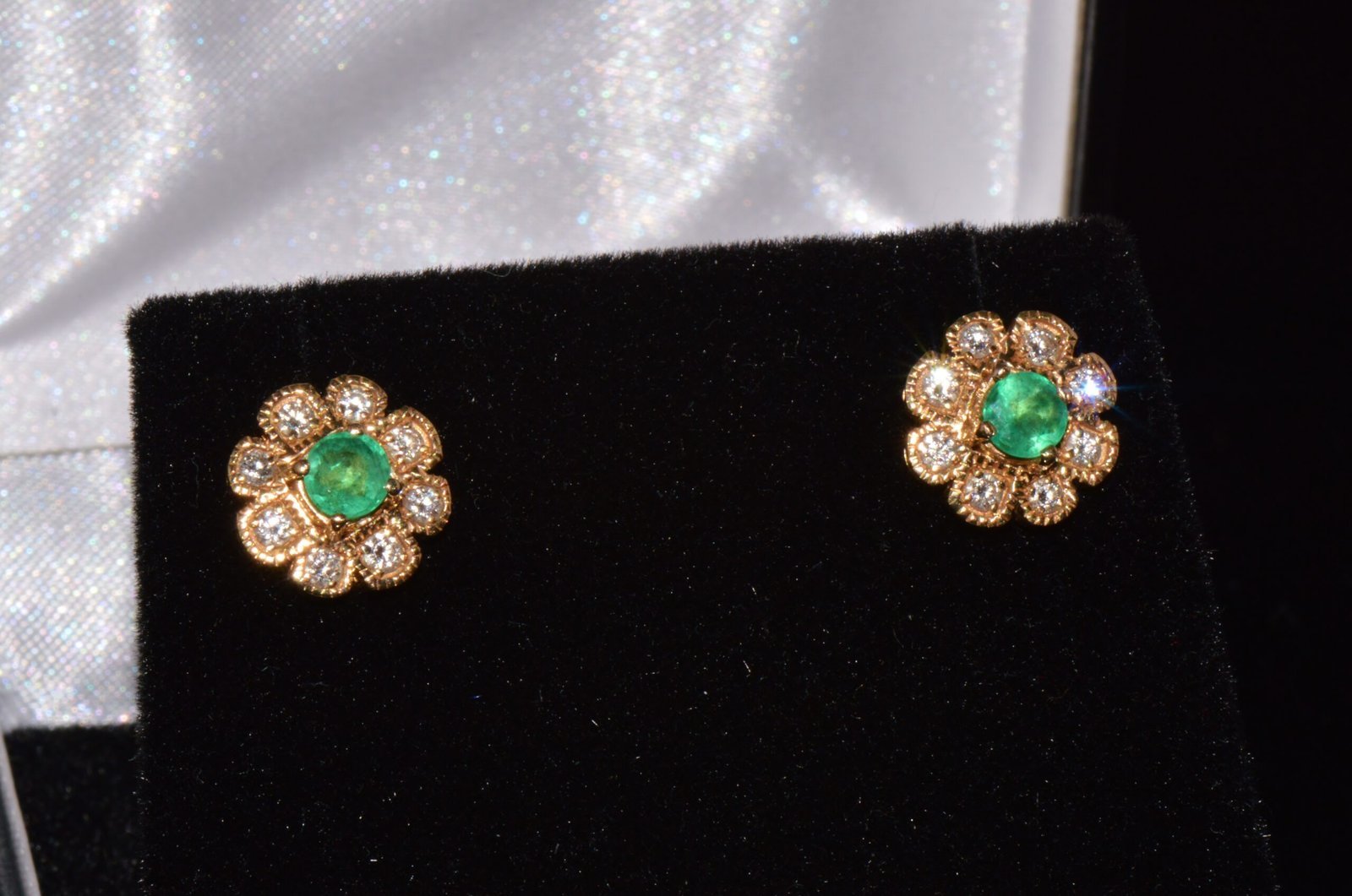 Certified Natural 1.8CTS VS F Diamond Emerald 18K Solid Gold Floral Stud Earrings