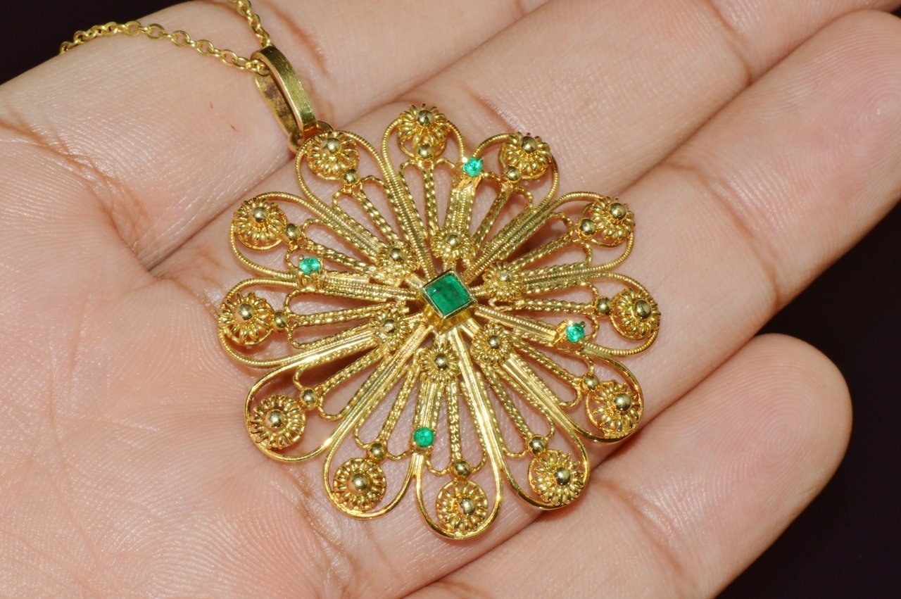 Estate Etruscan Cannetille 0.30CTS Natural Emerald 18K Solid Gold Pendant Necklace