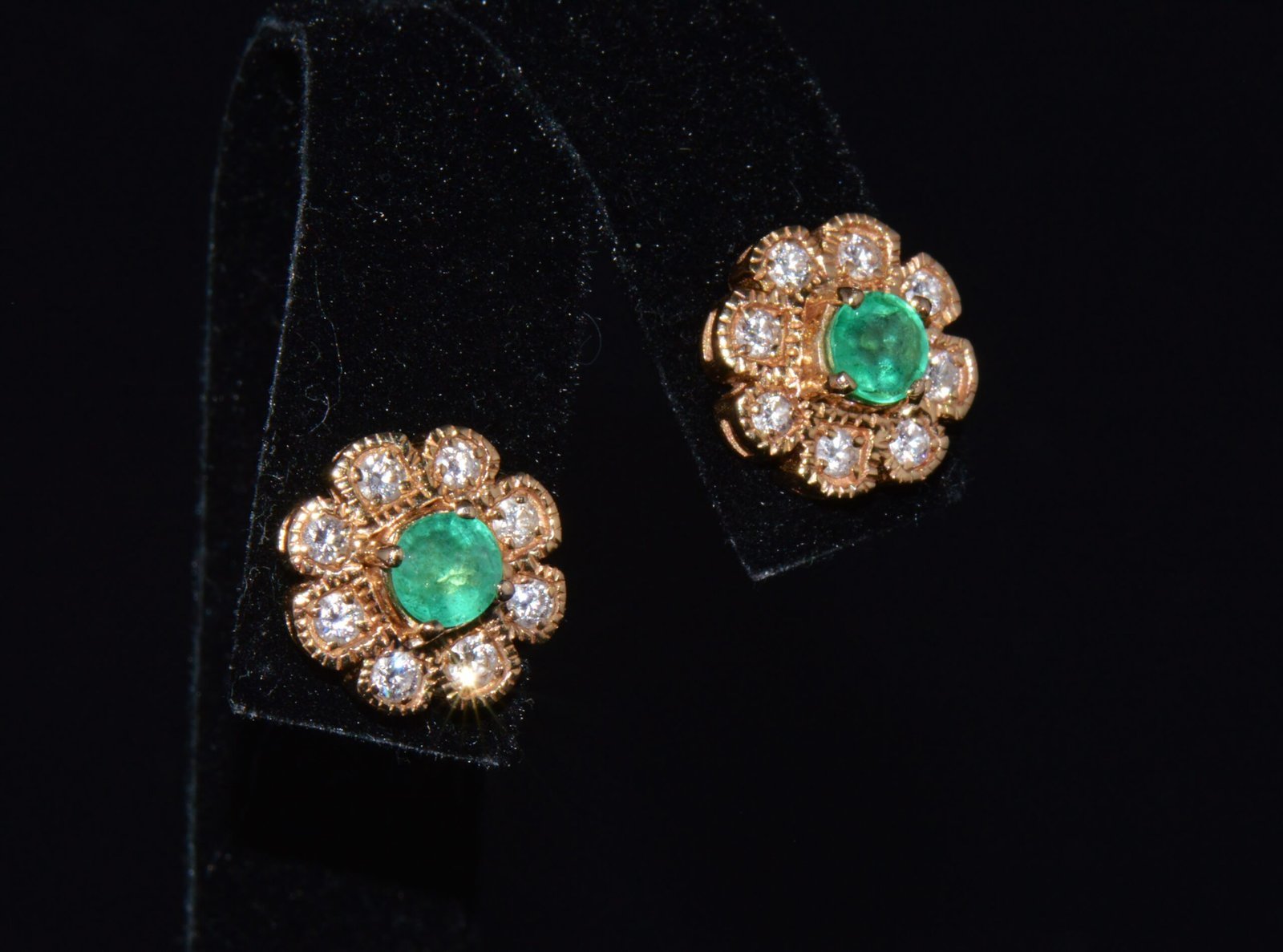 Certified Natural 1.8CTS VS F Diamond Emerald 18K Solid Gold Floral Stud Earrings