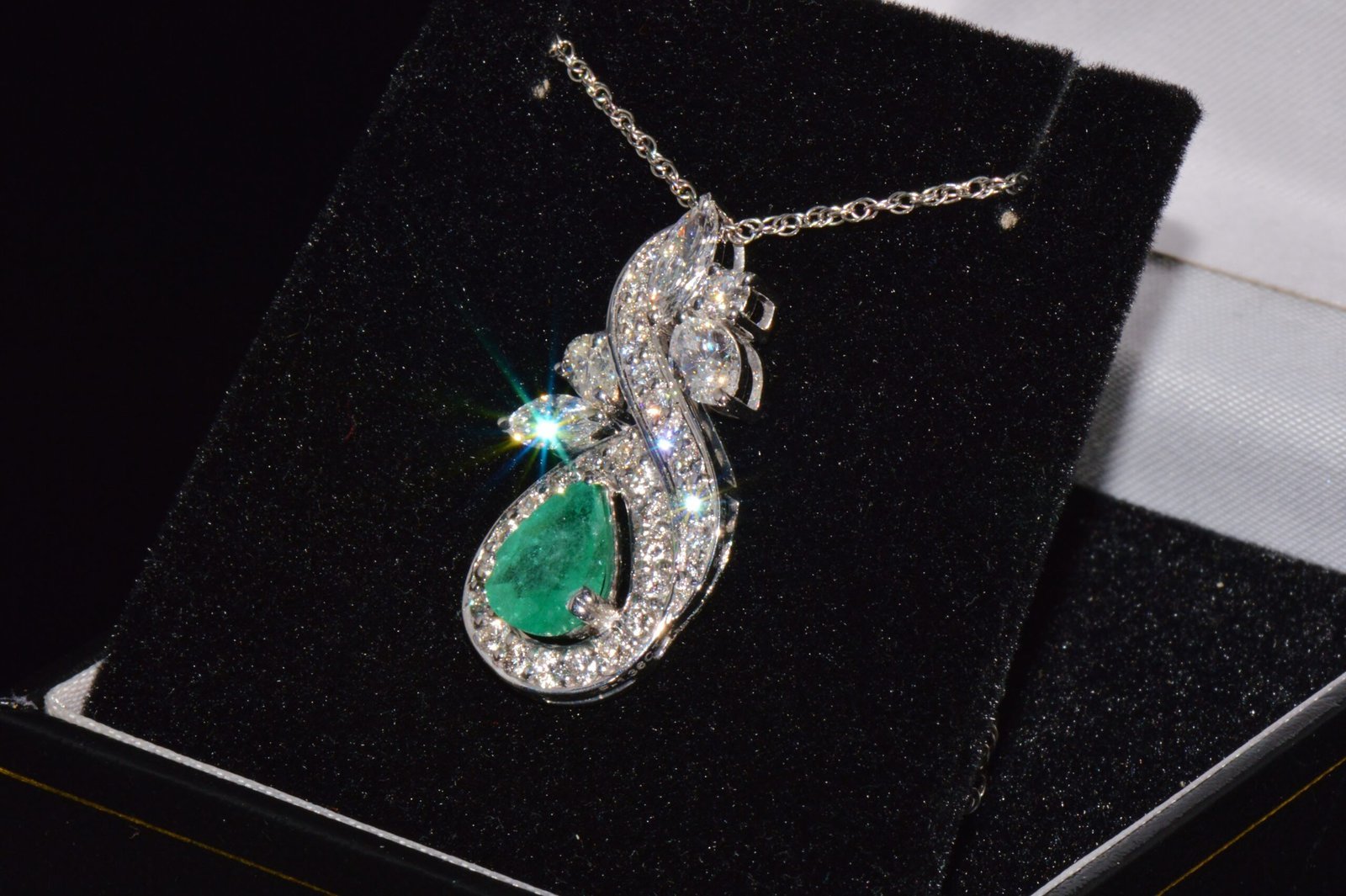 Certified Natural 4.34Cts VS F Diamond Emerald 18K Solid Gold Pendant Necklace
