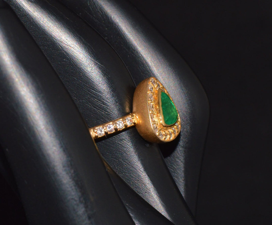 Certified Natural 1.25CTS VS F Diamond Colombian Emerald 18K Solid Gold Halo Ring