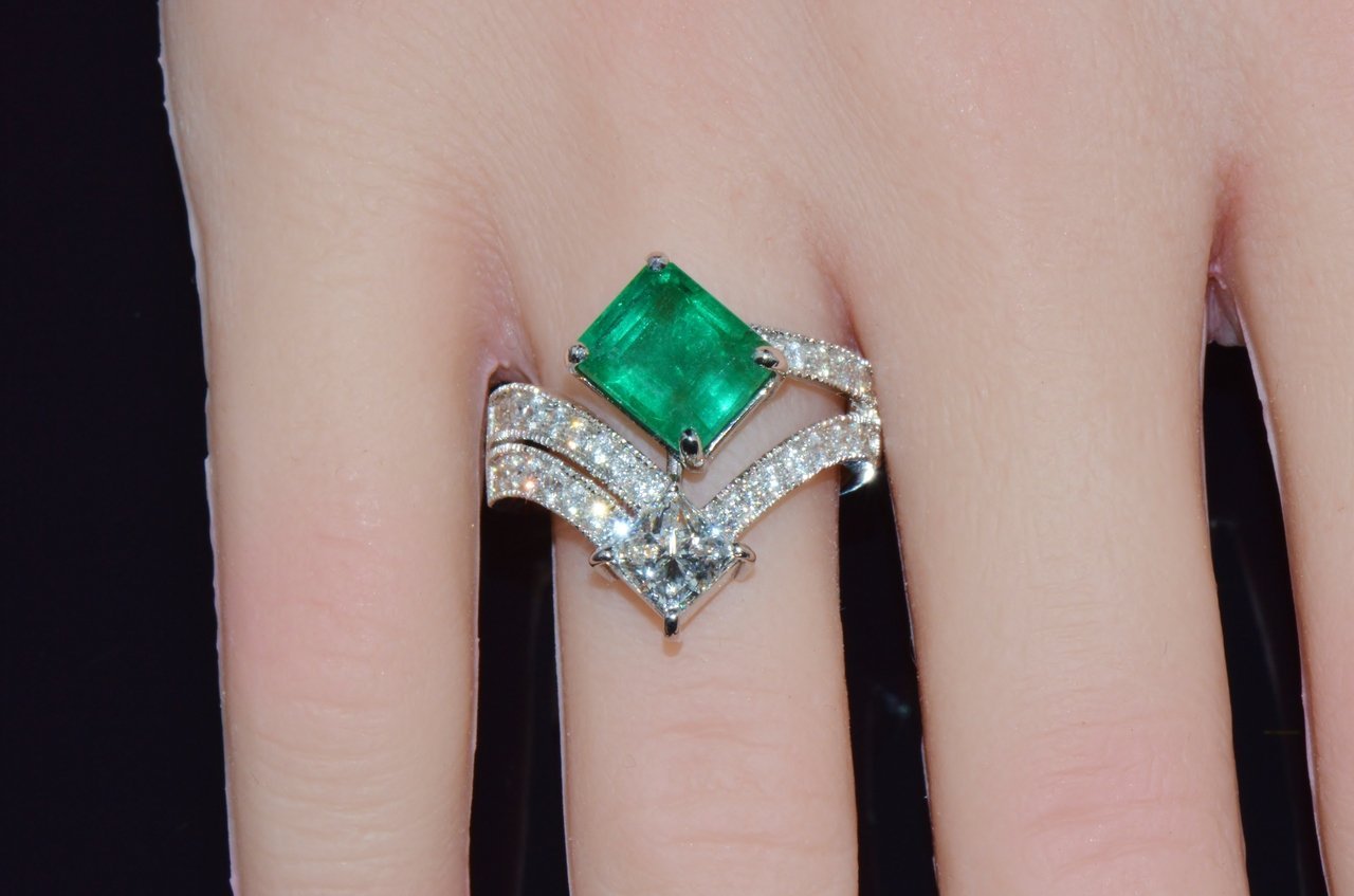 GIA Certified Natural 4.87CTS VS F Diamond Emerald 18K Gold Toi et Moi Ring