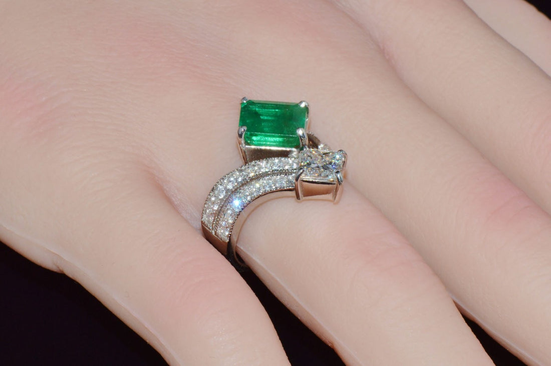 GIA Certified Natural 4.87CTS VS F Diamond Emerald 18K Gold Toi et Moi Ring