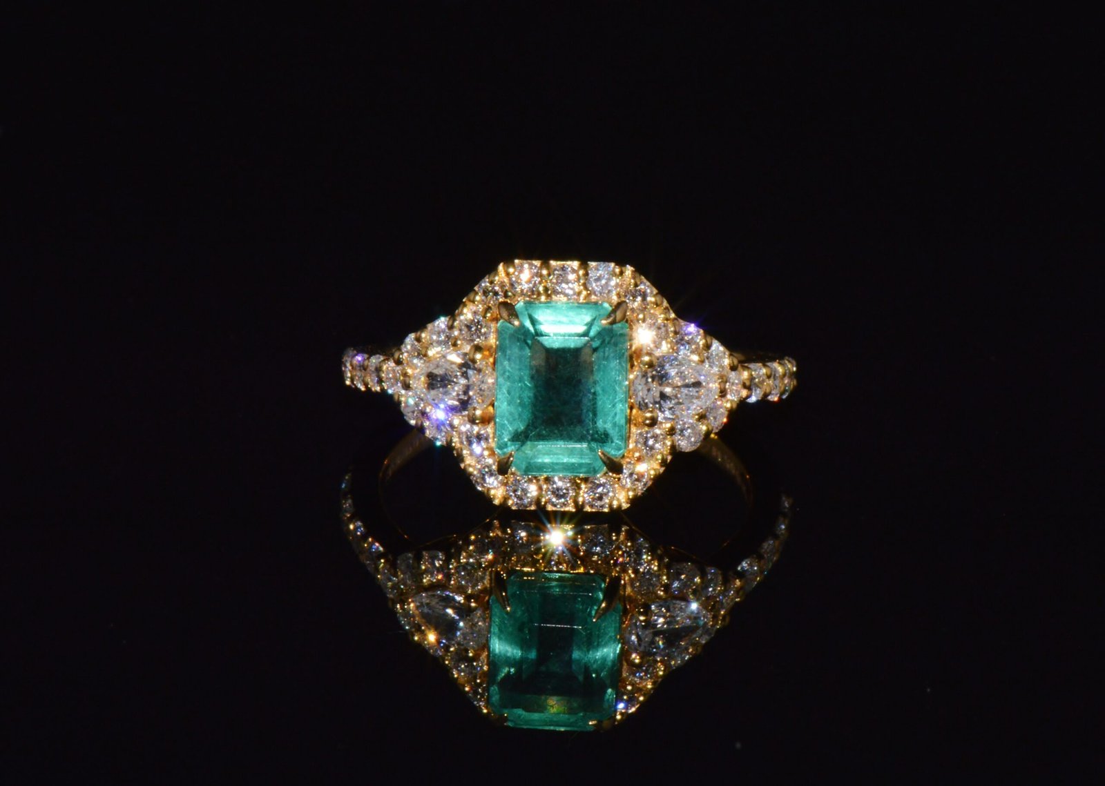Certified Natural 2.82CTS Emerald Diamond Solid 18K Yellow Gold Halo Ring