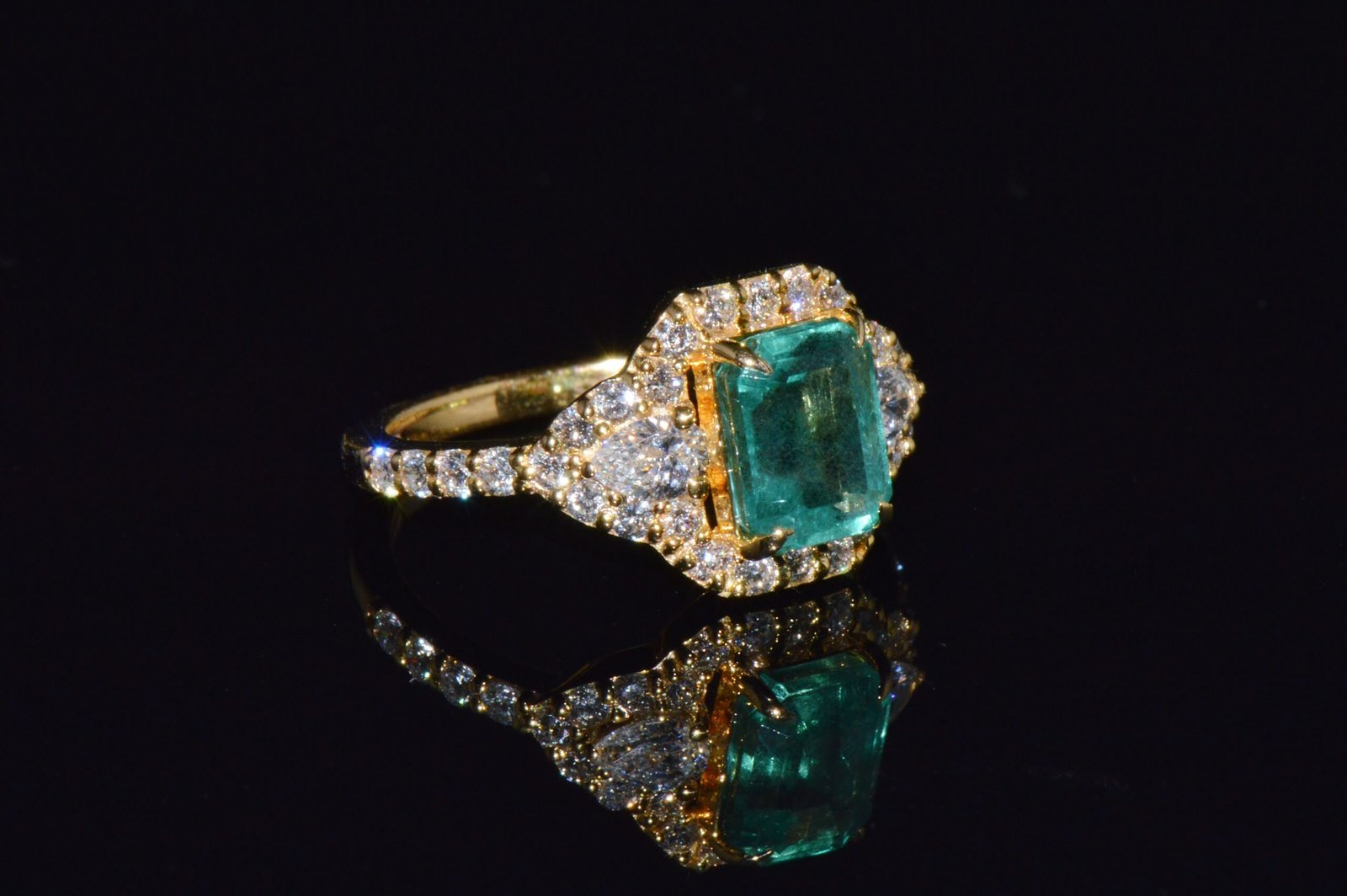 Certified Natural 2.82CTS Emerald Diamond Solid 18K Yellow Gold Halo Ring