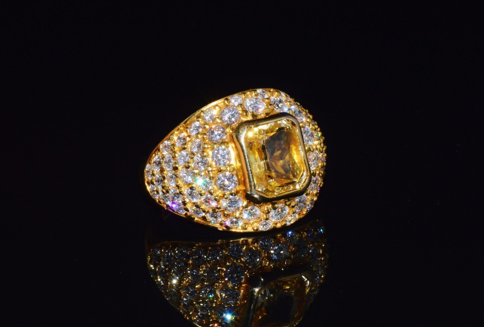 GIA Natural 5.7Cts VS Diamond Unheated Yellow Sapphire 18K Gold Bombay Dome Ring