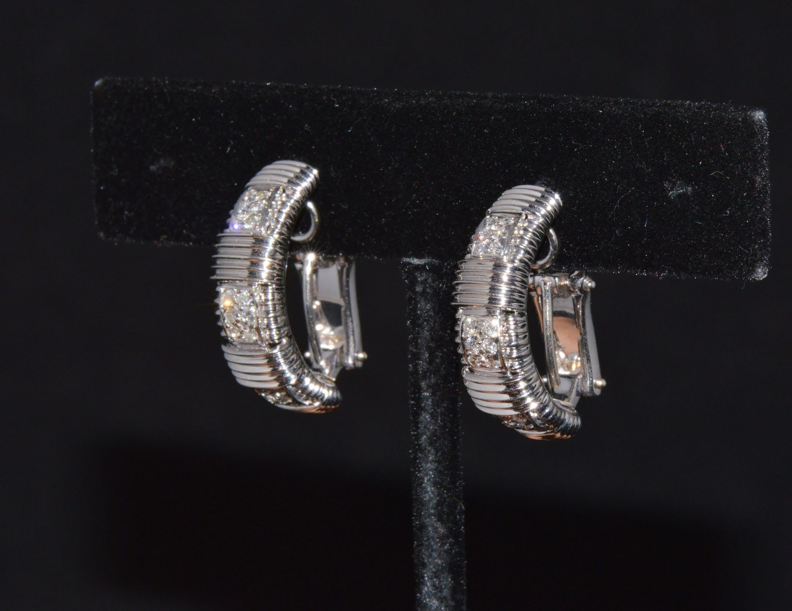 Authentic Roberto Coin Natural 0.30Cts Diamond Appassionata 18K White Gold Huggie Hoop Earrings