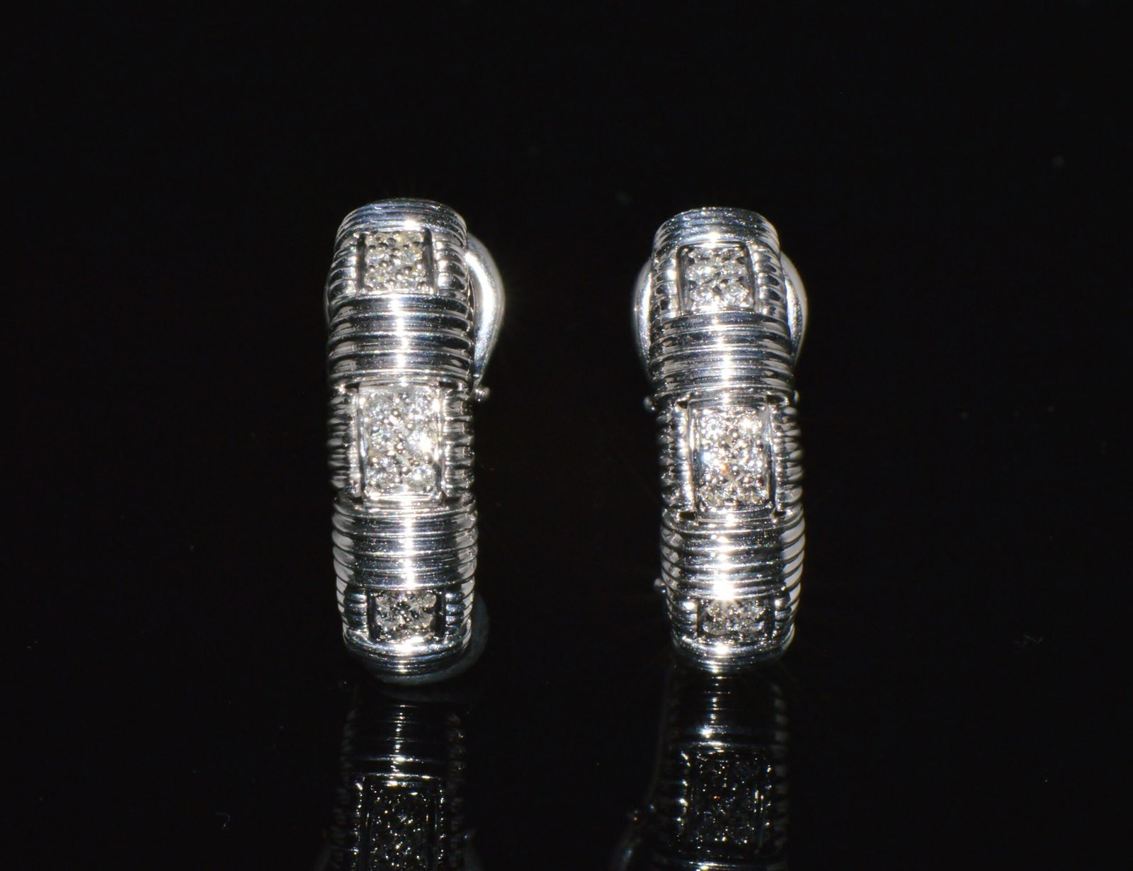 Authentic Roberto Coin Natural 0.30Cts Diamond Appassionata 18K White Gold Huggie Hoop Earrings