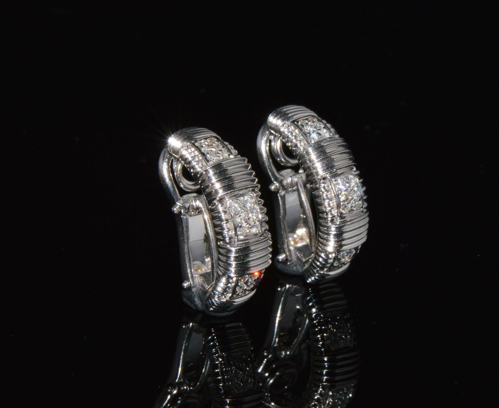 Authentic Roberto Coin Natural 0.30Cts Diamond Appassionata 18K White Gold Huggie Hoop Earrings
