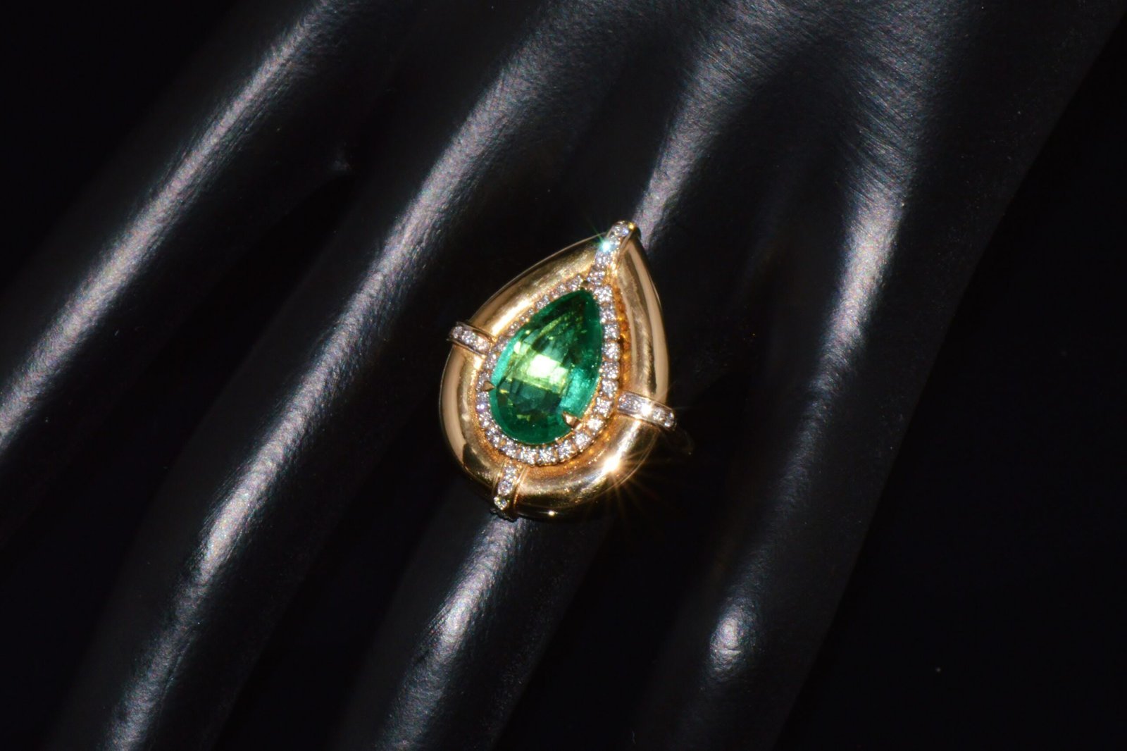 GIA Certified Natural 3.94CTS VS F Diamond Emerald 18K Solid Gold Cocktail Ring