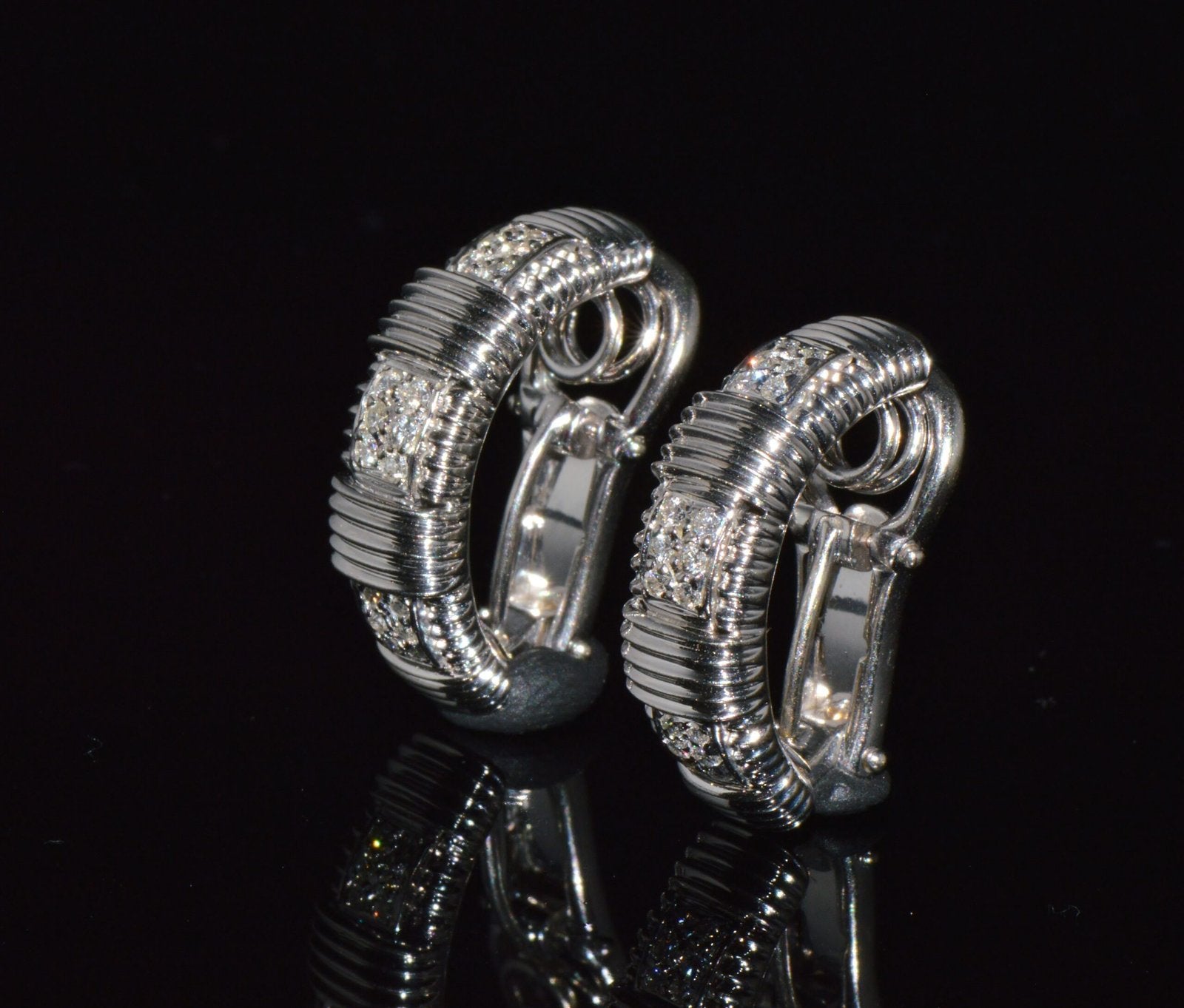 Authentic Roberto Coin Natural 0.30Cts Diamond Appassionata 18K White Gold Huggie Hoop Earrings