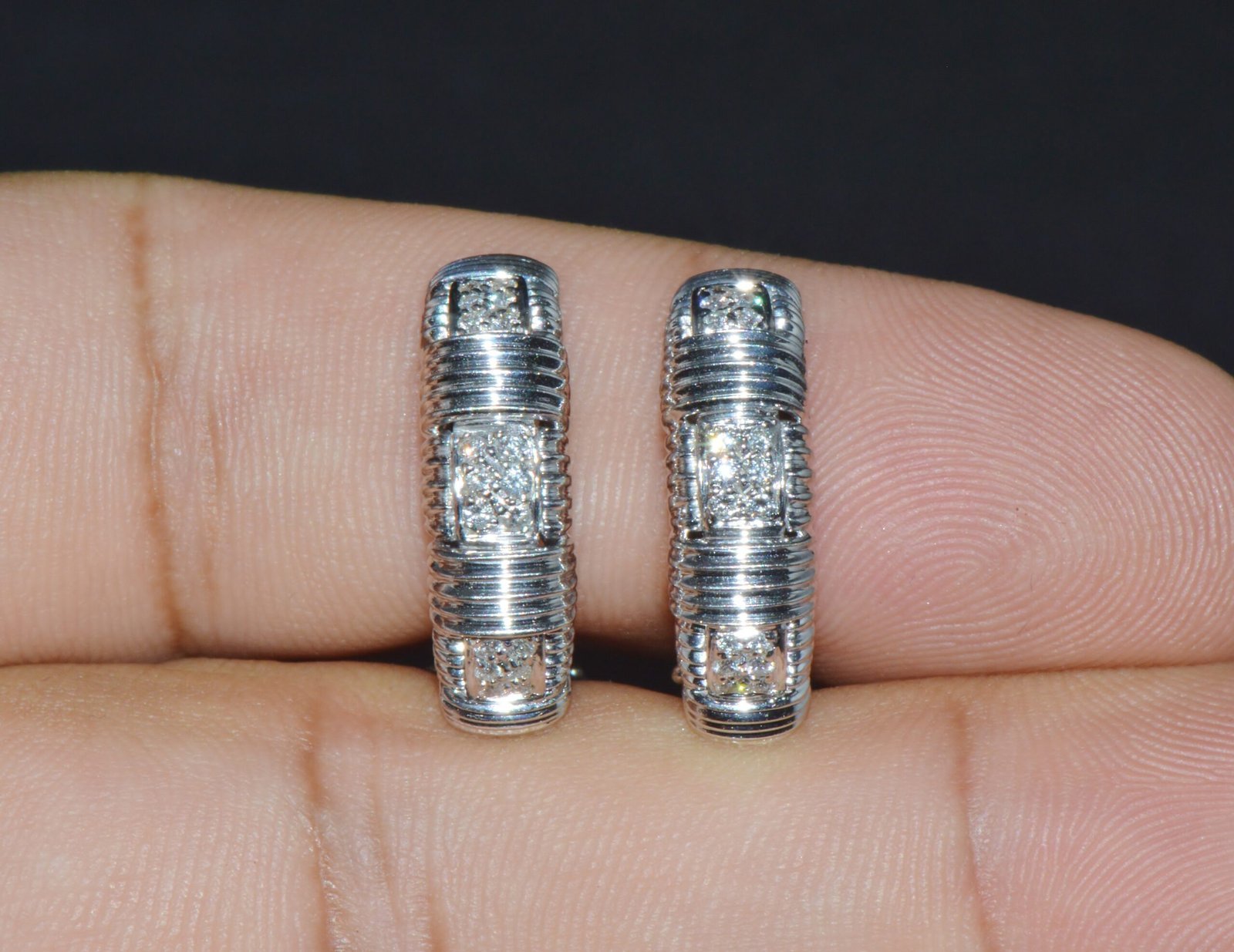 Authentic Roberto Coin Natural 0.30Cts Diamond Appassionata 18K White Gold Huggie Hoop Earrings