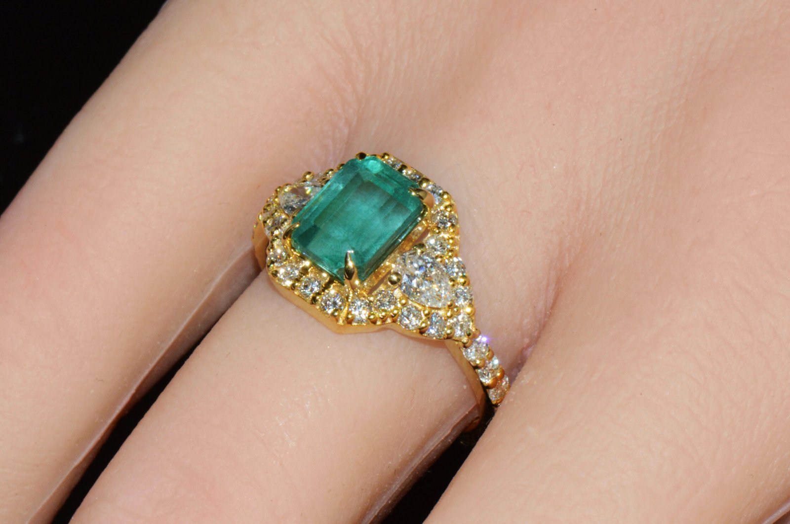 Certified Natural 2.82CTS Emerald Diamond Solid 18K Yellow Gold Halo Ring