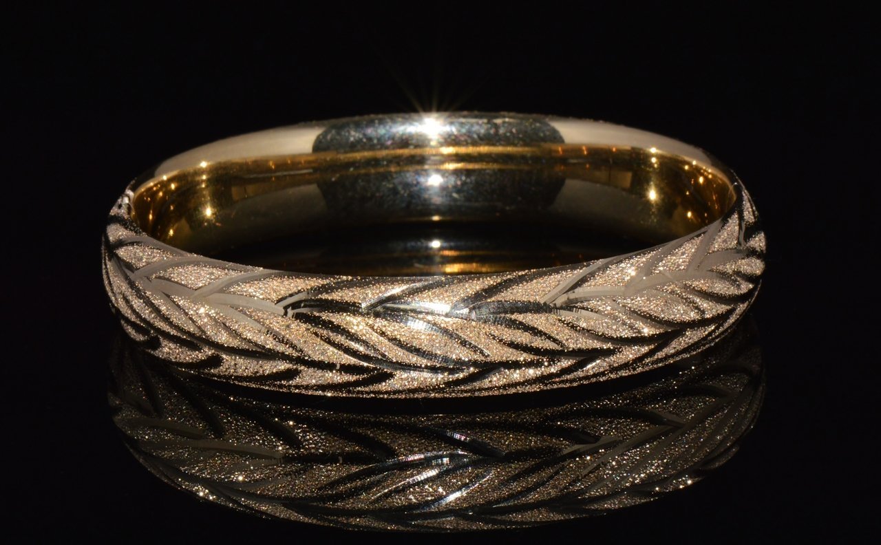 Gorgeous 14K Solid Gold Engraved Leaves Stacking Bangle Bracelet