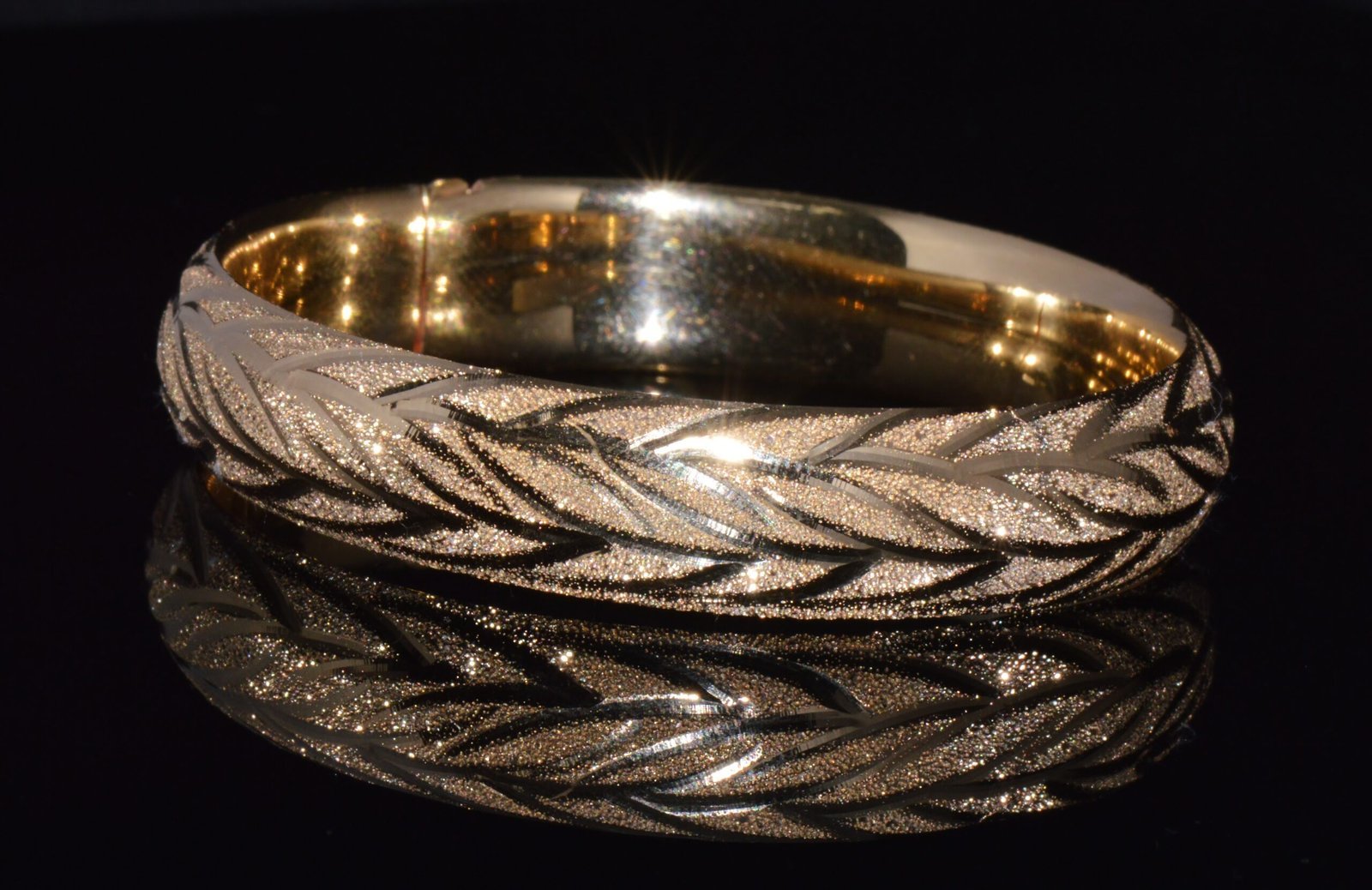 Gorgeous 14K Solid Gold Engraved Leaves Stacking Bangle Bracelet