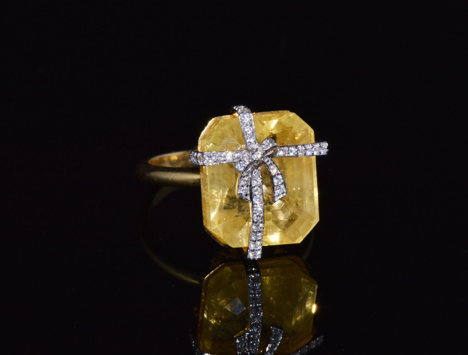 GIA Certified Natural 17.57Cts VS F Diamond Yellow Ceylon Sapphire 18K Solid Gold Gift Box Ring