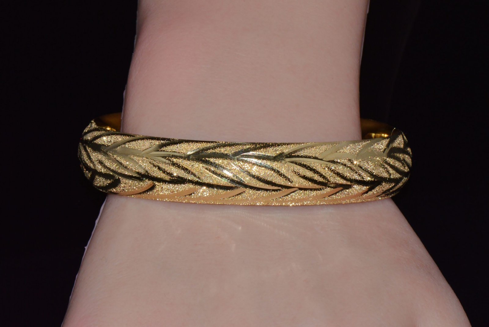 Gorgeous 14K Solid Gold Engraved Leaves Stacking Bangle Bracelet