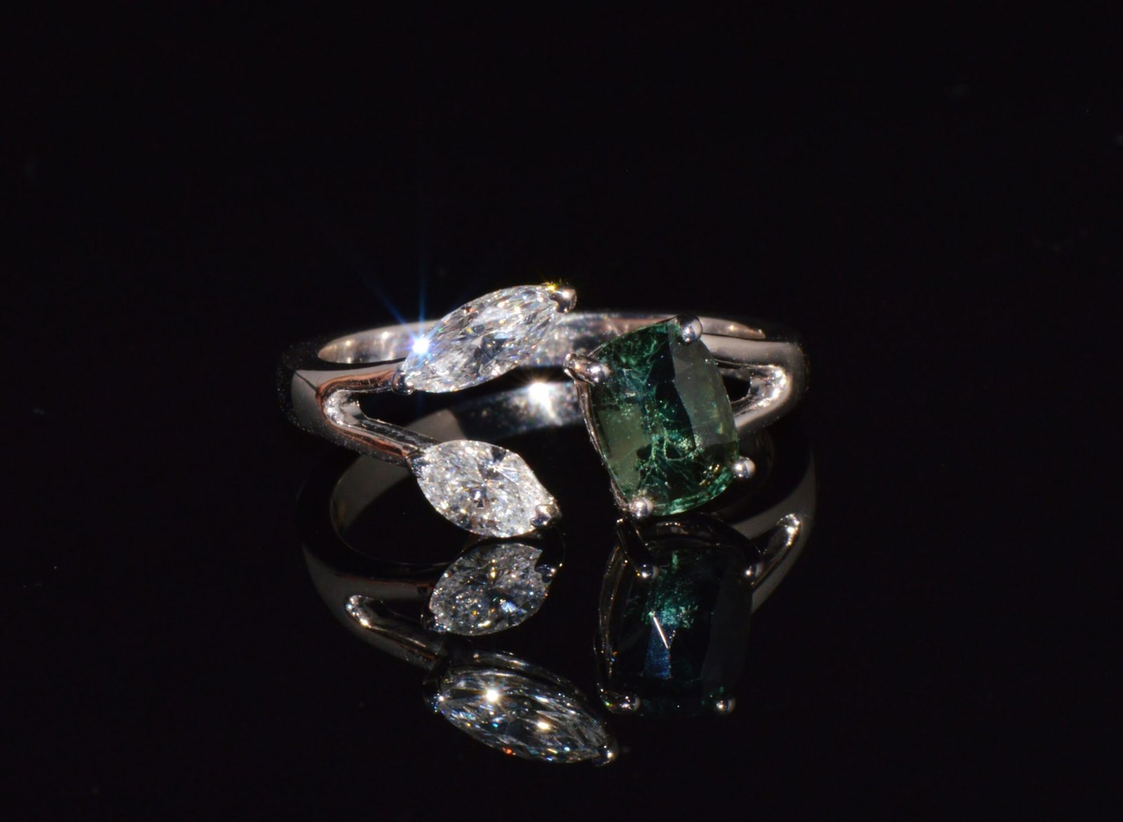 GIA Natural 2.10Cts VS F Diamond Unheated Bluish Green Sapphire 18K Gold Toi et Moi Bypass Ring