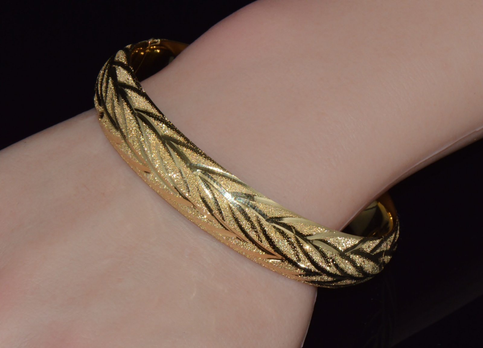 Gorgeous 14K Solid Gold Engraved Leaves Stacking Bangle Bracelet