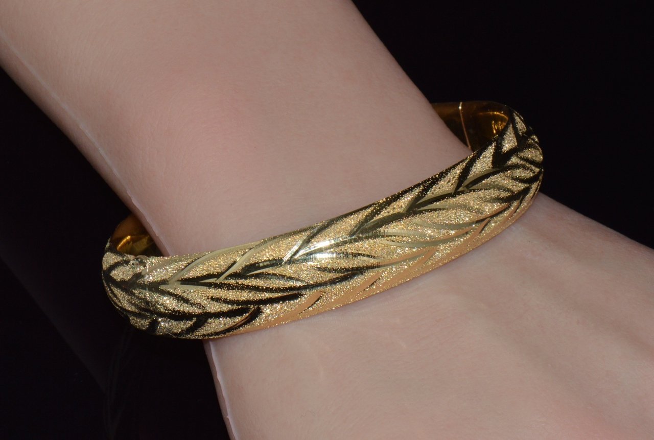 Gorgeous 14K Solid Gold Engraved Leaves Stacking Bangle Bracelet