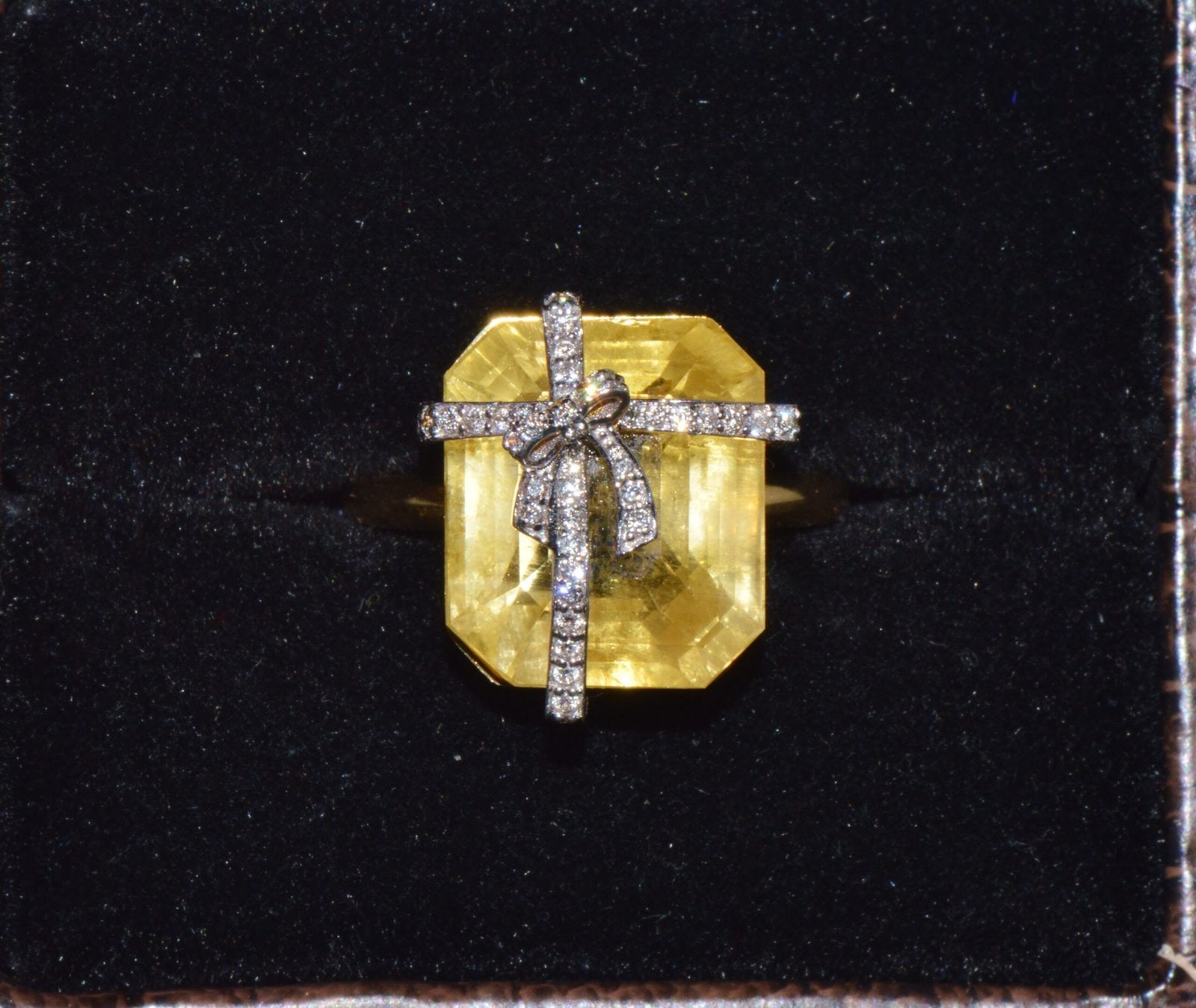 GIA Certified Natural 17.57Cts VS F Diamond Yellow Ceylon Sapphire 18K Solid Gold Gift Box Ring