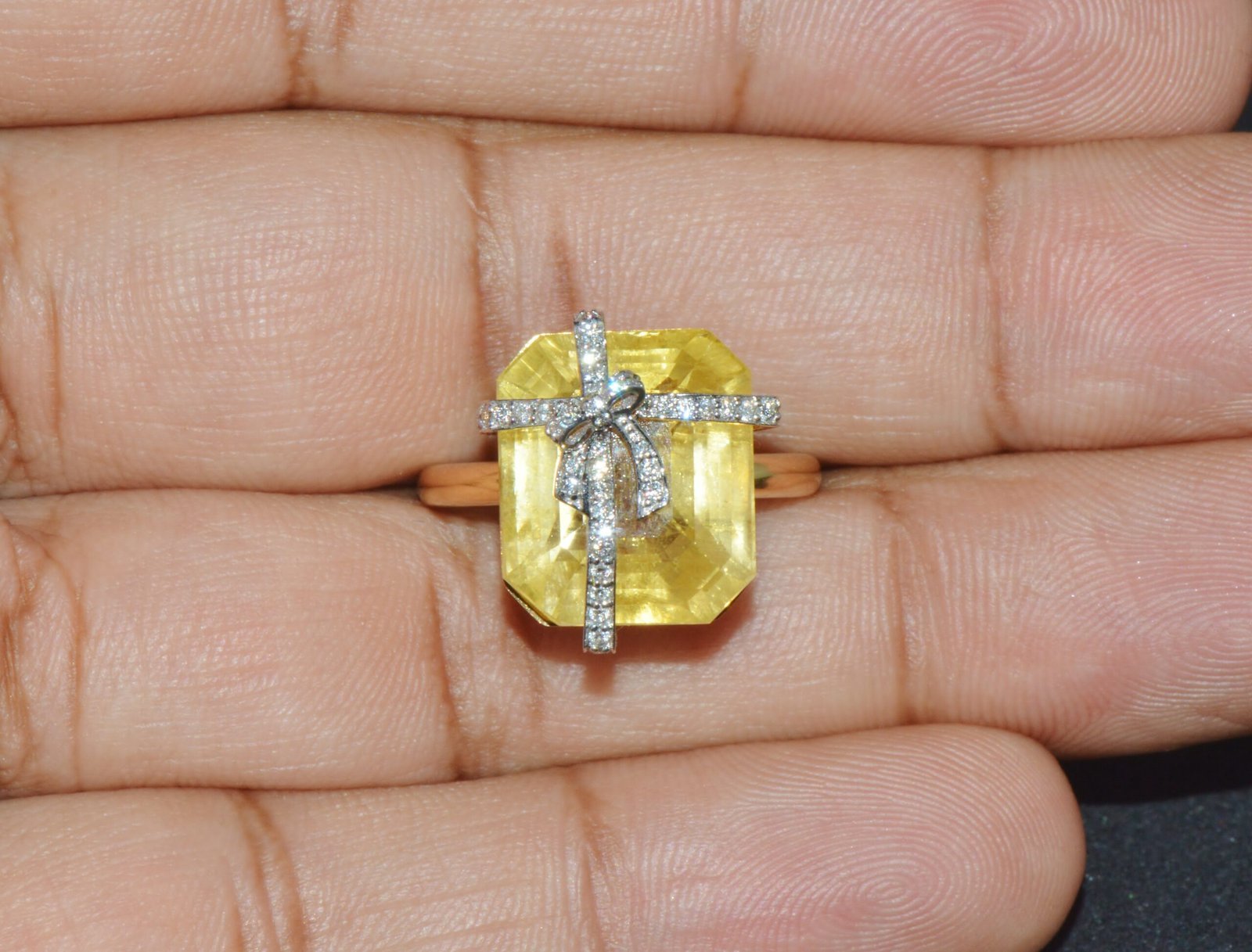 GIA Certified Natural 17.57Cts VS F Diamond Yellow Ceylon Sapphire 18K Solid Gold Gift Box Ring