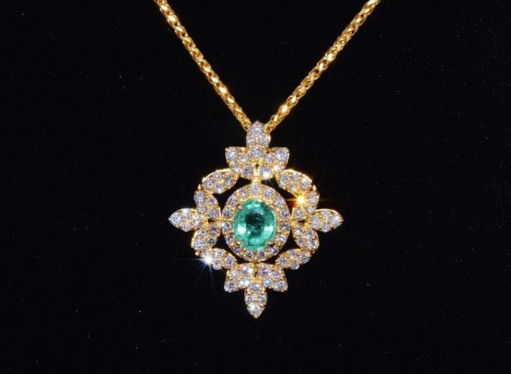 Natural 5.21Cts VS F Diamond Colombian Emerald 18K Solid Gold Pendant