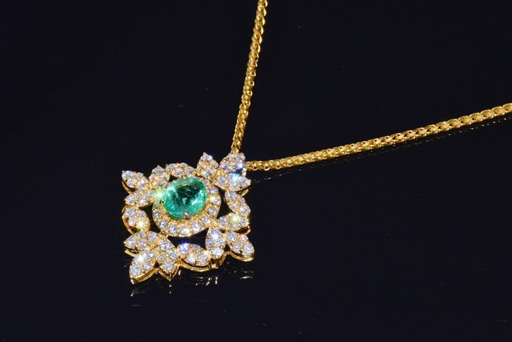 Natural 5.21Cts VS F Diamond Colombian Emerald 18K Solid Gold Pendant